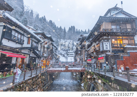 Ginzan Onsen on a snowy morning (Yamagata Prefecture) 122810277