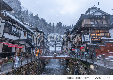 雪天早晨的銀山溫泉(山形縣) 雪天早晨的銀山溫泉(山形縣) 122810278