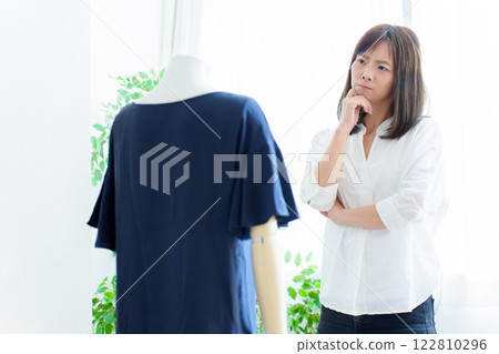 思考女性服裝時裝設計師 122810296