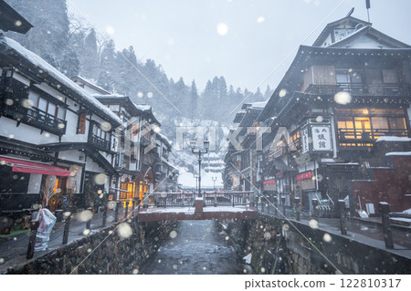 Ginzan Onsen on a snowy morning (Yamagata Prefecture) 122810317