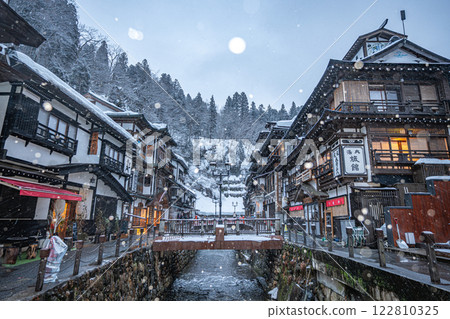 雪天早晨的銀山溫泉（山形縣） 122810325