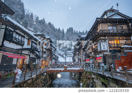 Ginzan Onsen on a snowy morning (Yamagata Prefecture) 122810330