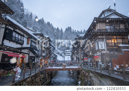 雪天早晨的銀山溫泉（山形縣） 122810331