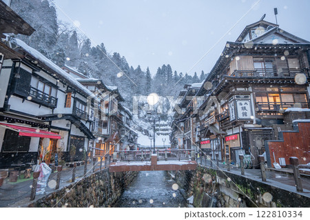 Ginzan Onsen on a snowy morning (Yamagata Prefecture) 122810334