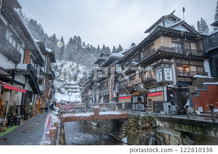 雪天早晨的銀山溫泉(山形縣) 雪天早晨的銀山溫泉(山形縣) 122810336