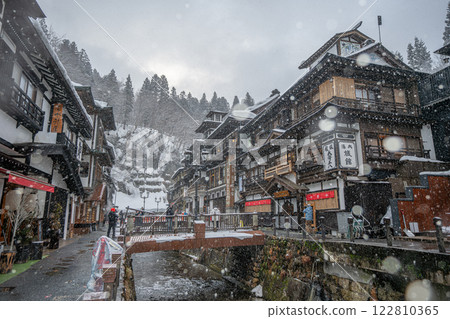 雪天早晨的銀山溫泉（山形縣） 122810365