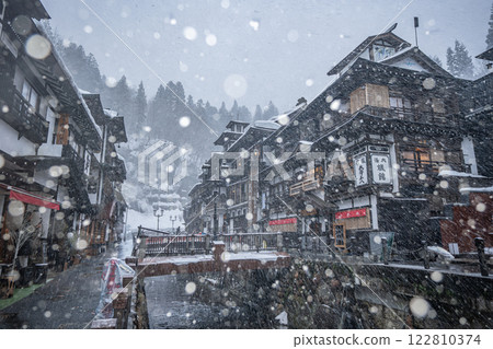 雪天早晨的銀山溫泉（山形縣） 122810374