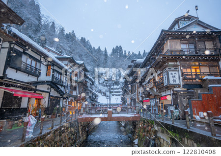 雪天早晨的銀山溫泉（山形縣） 122810408