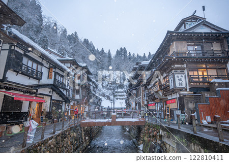 雪天早晨的銀山溫泉（山形縣） 122810411