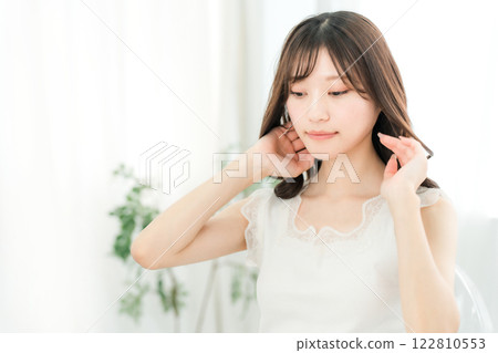 美容美髮沙龍中的年輕亞洲女性模特兒形象 122810553