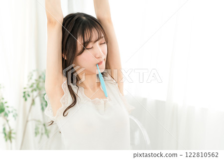 年輕的亞洲女性在家刷牙(牙齒護理) 年輕的亞洲女性在家刷牙(牙齒護理) 122810562