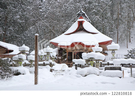Hotokezaki Kannonji Temple in winter, Omachi City, Nagano Prefecture Hotokezaki Kannonji Temple in winter, Omachi City, Nagano Prefecture 122810818