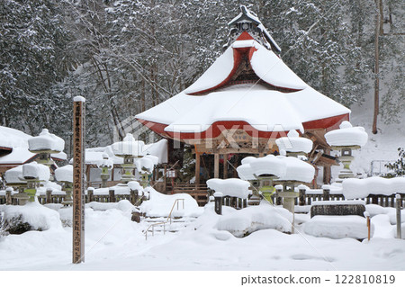 Hotokezaki Kannonji Temple in winter, Omachi City, Nagano Prefecture Hotokezaki Kannonji Temple in winter, Omachi City, Nagano Prefecture 122810819