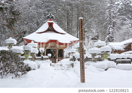 Hotokezaki Kannonji Temple in winter, Omachi City, Nagano Prefecture Hotokezaki Kannonji Temple in winter, Omachi City, Nagano Prefecture 122810821