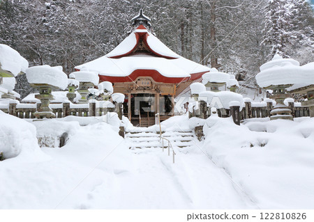 Hotokezaki Kannonji Temple in winter, Omachi City, Nagano Prefecture Hotokezaki Kannonji Temple in winter, Omachi City, Nagano Prefecture 122810826