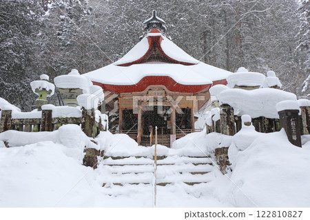 Hotokezaki Kannonji Temple in winter, Omachi City, Nagano Prefecture Hotokezaki Kannonji Temple in winter, Omachi City, Nagano Prefecture 122810827