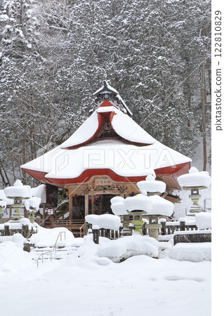 Hotokezaki Kannonji Temple in winter, Omachi City, Nagano Prefecture Hotokezaki Kannonji Temple in winter, Omachi City, Nagano Prefecture 122810829
