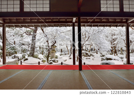 At Enkoji Temple on a snowy day 122810843