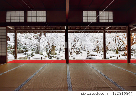 At Enkoji Temple on a snowy day 122810844