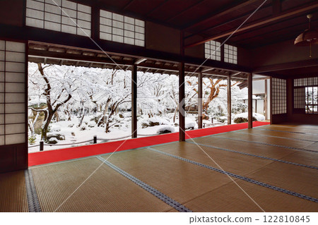 At Enkoji Temple on a snowy day 122810845