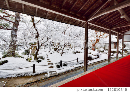 At Enkoji Temple on a snowy day 122810846