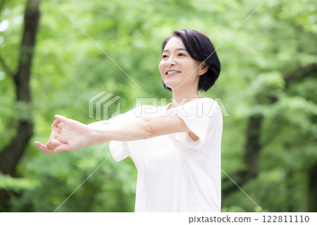 中年婦女在公園伸展身體 122811110