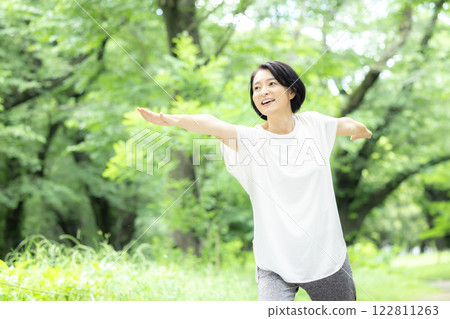 中年婦女在公園伸展身體 中年婦女在公園伸展身體 122811263