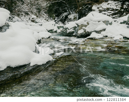 Snow-covered winter mountain river: Kazurabashi Bridge in Iya, Tokushima Prefecture, early February Snow-covered winter mountain river: Kazurabashi Bridge in Iya, Tokushima Prefecture, early February 122811384