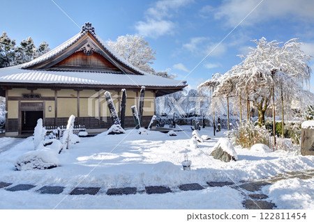 At Enkoji Temple on a snowy day At Enkoji Temple on a snowy day 122811454