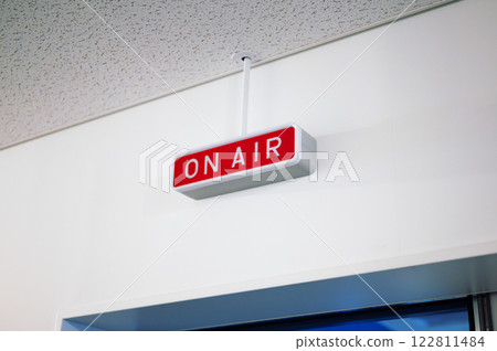 廣播電台的 ON AIR 標誌燈 廣播電台的 ON AIR 標誌燈 122811484