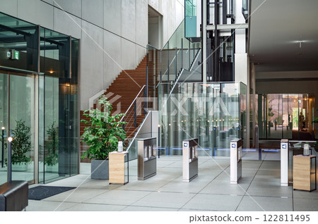 設有安全門的辦公大樓入口 122811495