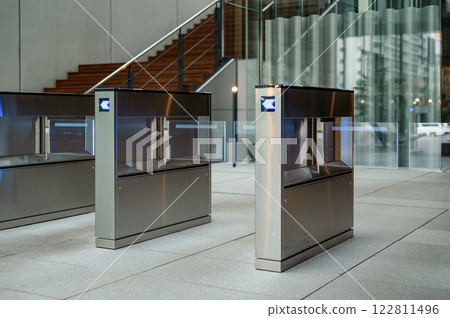設施入口處的安全門 設施入口處的安全門 122811496