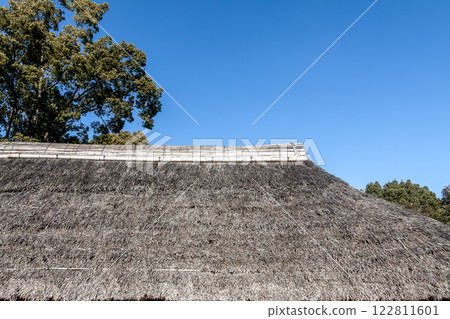 建築為四坡頂、茅草頂，地面為圓角長方形，地面下陷。 122811601