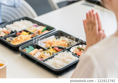 Catered lunches served at meetings, welfare benefits, catering, delivery, employee cafeteria, in-house cafe, meal outsourcing 122811742