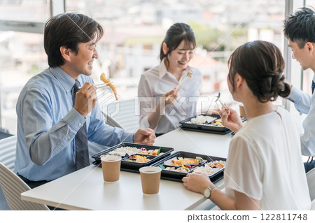 Men and women eating lunch/catered lunch/delivery/catering lunch at the company cafeteria (welfare benefits) Men and women eating lunch/catered lunch/delivery/catering lunch at the company cafeteria (welfare benefits) 122811748
