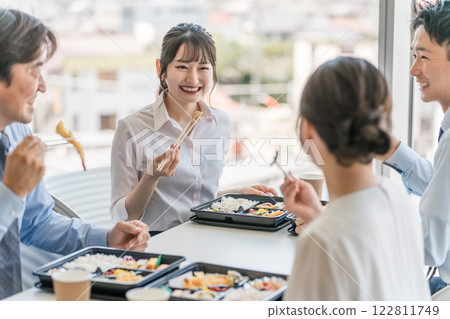 Men and women eating lunch/catered lunch/delivery/catering lunch at the company cafeteria (welfare benefits) 122811749