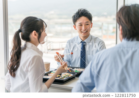 Men and women eating lunch/catered lunch/delivery/catering lunch at the company cafeteria (welfare benefits) 122811750