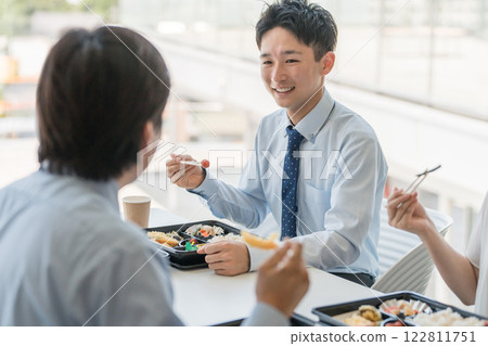 Men and women eating lunch/catered lunch/delivery/catering lunch at the company cafeteria (welfare benefits) 122811751