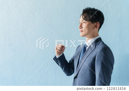商人握拳擺姿勢(藍色背景) 商人握拳擺姿勢(藍色背景) 122811816