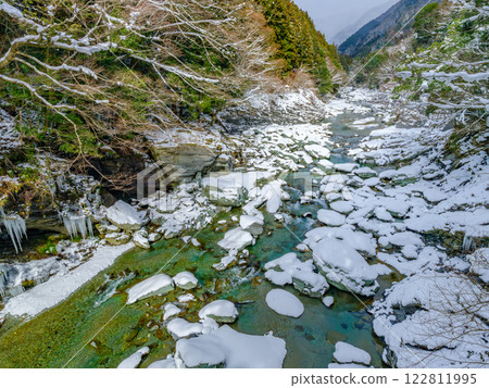 Snow-covered winter mountain river: Kazurabashi Bridge in Iya, Tokushima Prefecture, early February Snow-covered winter mountain river: Kazurabashi Bridge in Iya, Tokushima Prefecture, early February 122811995