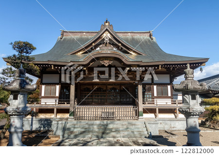 The main hall of Fukuzosan Myoryo-ji Isshin-in Temple in Ibaraki Town, Ibaraki Prefecture, with a blue sky in the background The main hall of Fukuzosan Myoryo-ji Isshin-in Temple in Ibaraki Town, Ibaraki Prefecture, with a blue sky in the background 122812000