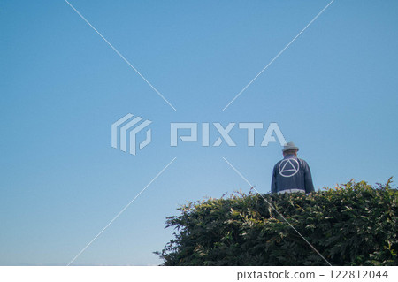一位身著日本傳統服裝的老人望著大海 一位身著日本傳統服裝的老人望著大海 122812044