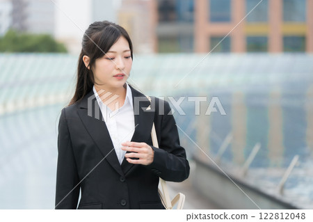 Businesswoman in a suit Newcomer Nagoya Sakae OASIS21 Water spaceship Ennui 122812048