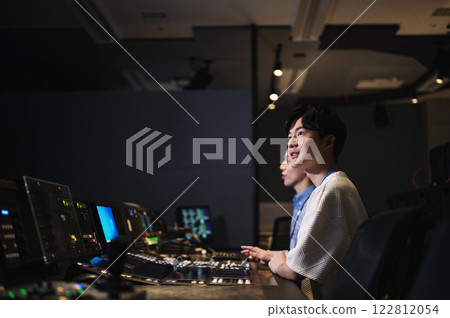 在廣播電台控制室工作的導演 在廣播電台控制室工作的導演 122812054