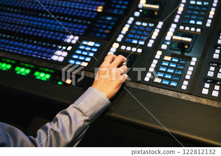 手放在廣播電台設備操作員的手中 122812132