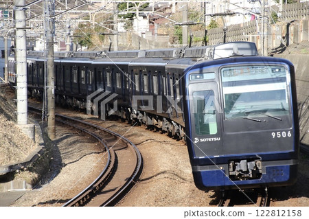 相鐵本線上的海軍藍 9000 系列列車 122812158