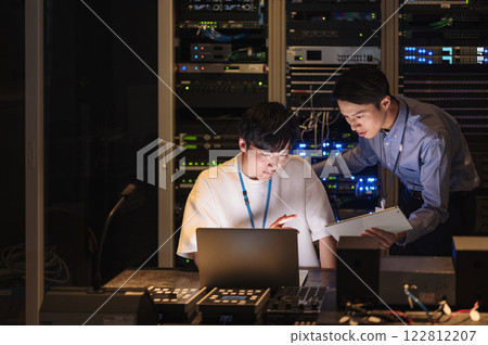 Working server engineer man 122812207