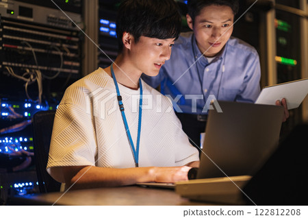 工作的伺服器工程師 122812208