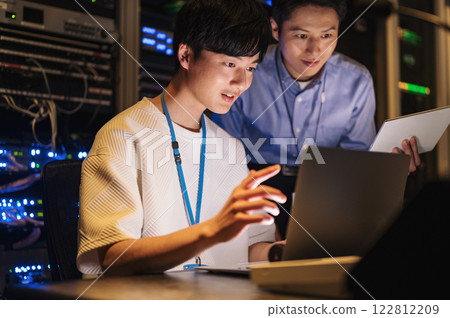 Working server engineer man 122812209