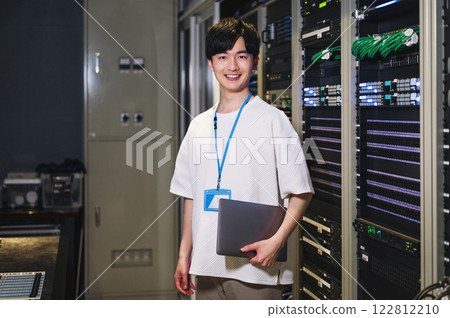 伺服器工程師年輕人 122812210